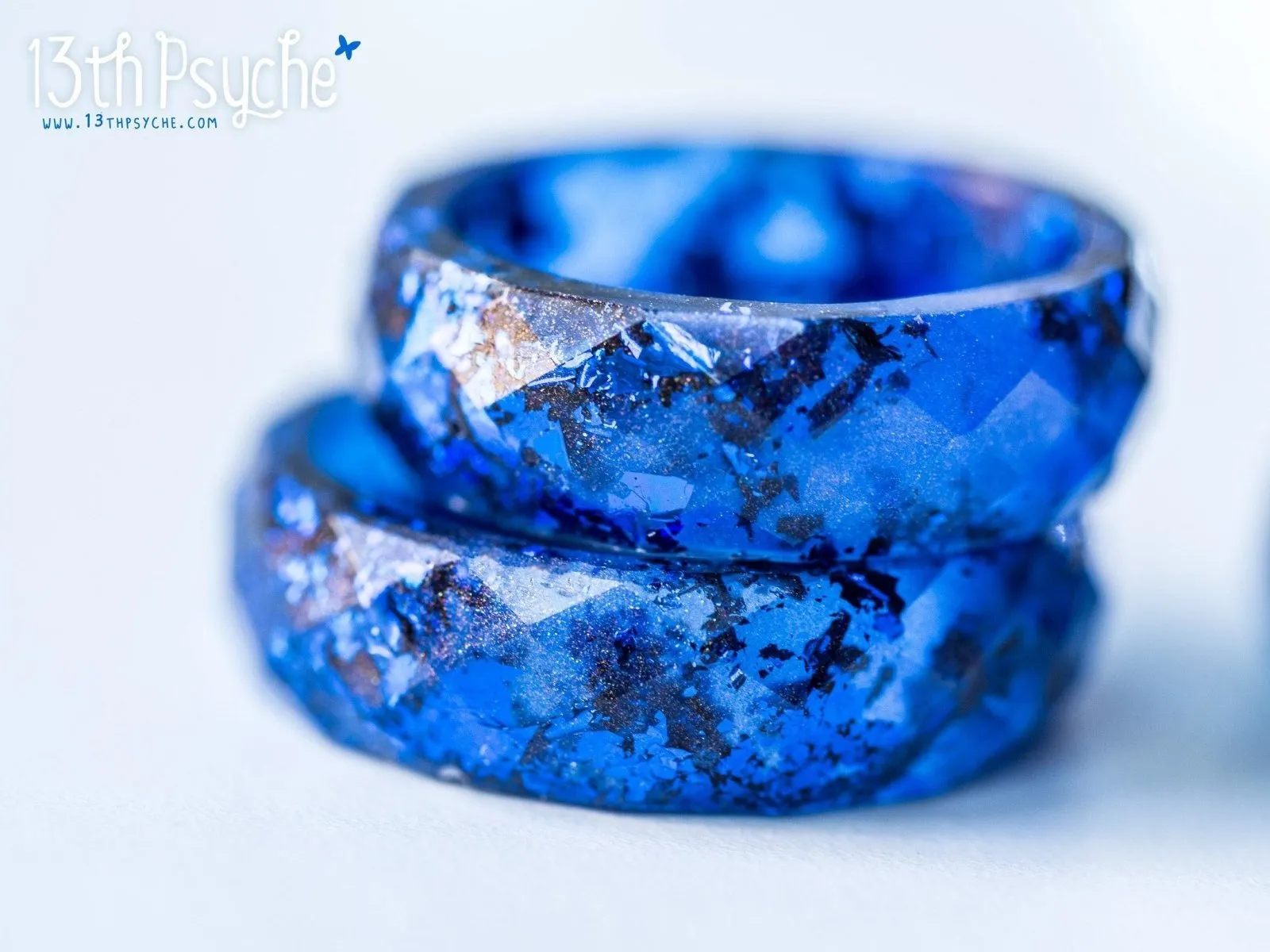 Blue and metallic blue flakes faceted resin ring