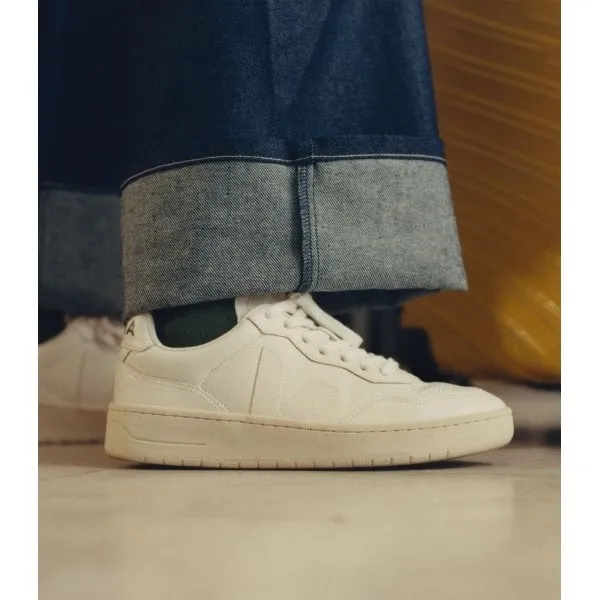 Veja Womens V90 O.T Leather Trainer in Extra White